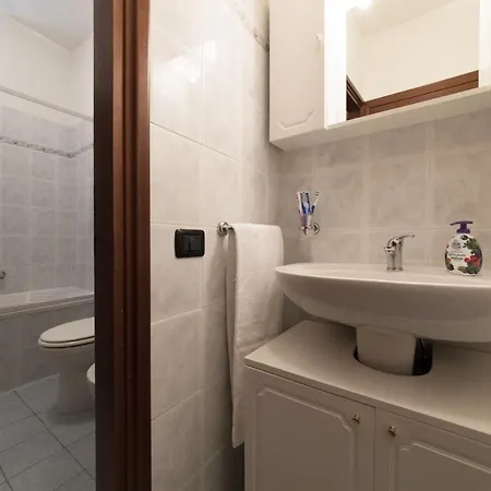 2-bedroom Lakeview At The Apartment *